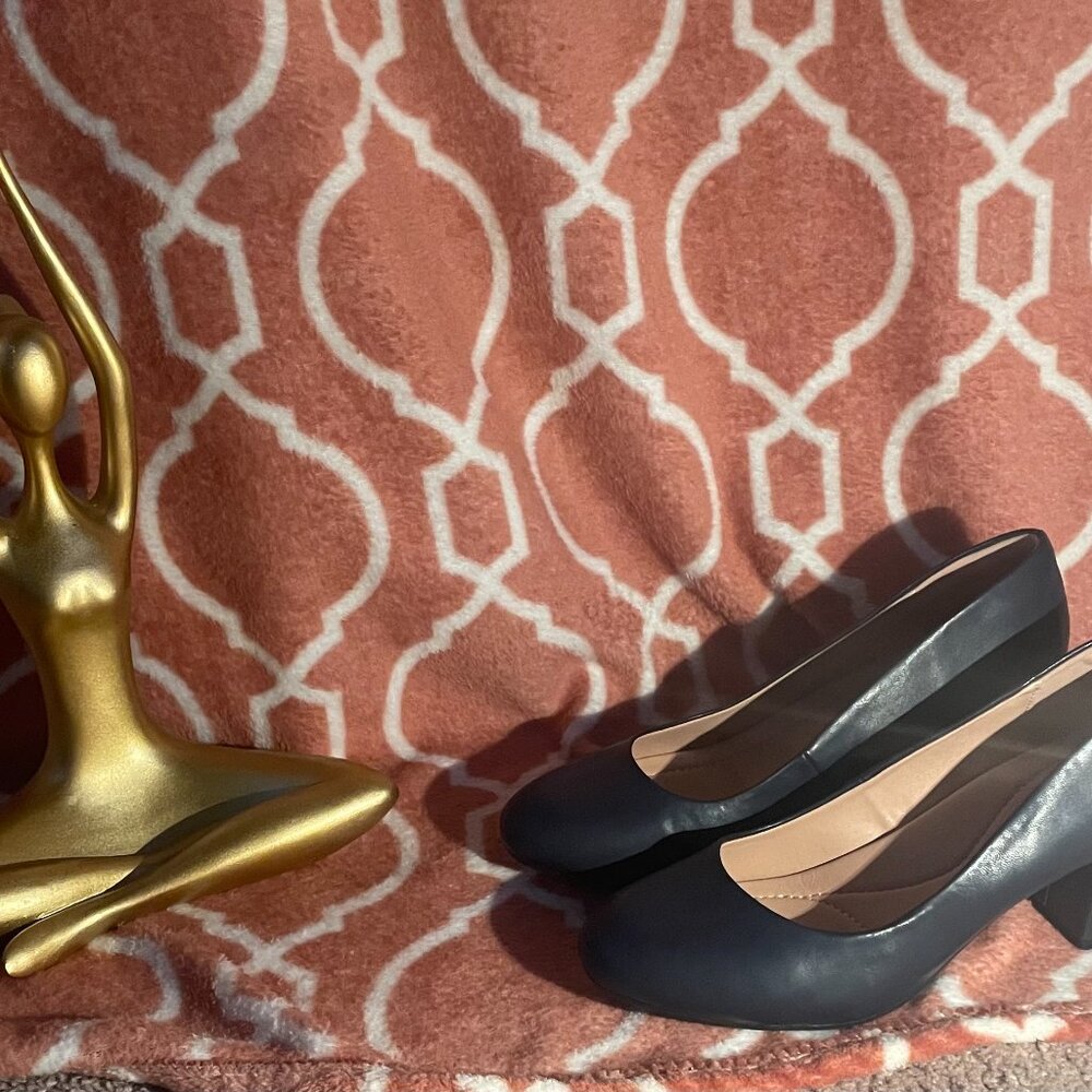 MY SOFT Women’s Size 8.5 Navy Closed-Toe Heels - Picture 4 of 8